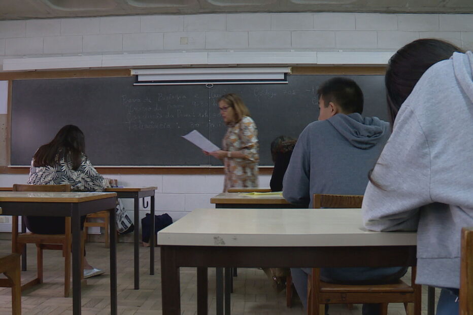 Alunos sentados lado a lado no regresso às aulas devido a falta de espaço nas salas