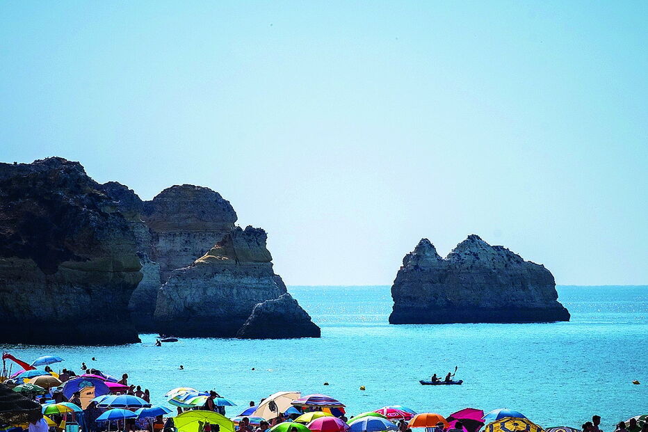 Banhista foi apanhada pela ondulação na praia de Alvor