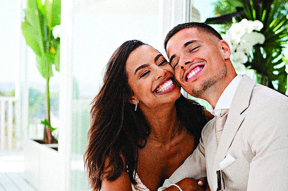 Weigl oficializa relação em cerimónia na praia