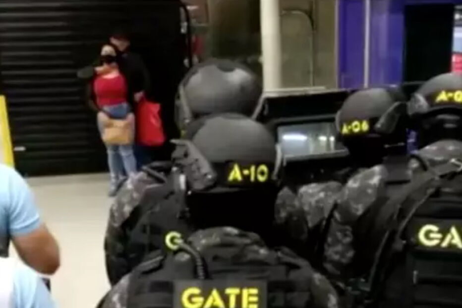 Homem esquizofrénico ameaça passageira com faca e faz dela refém no metro