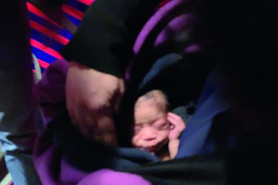 Bebé abandonado à nascença no lixo