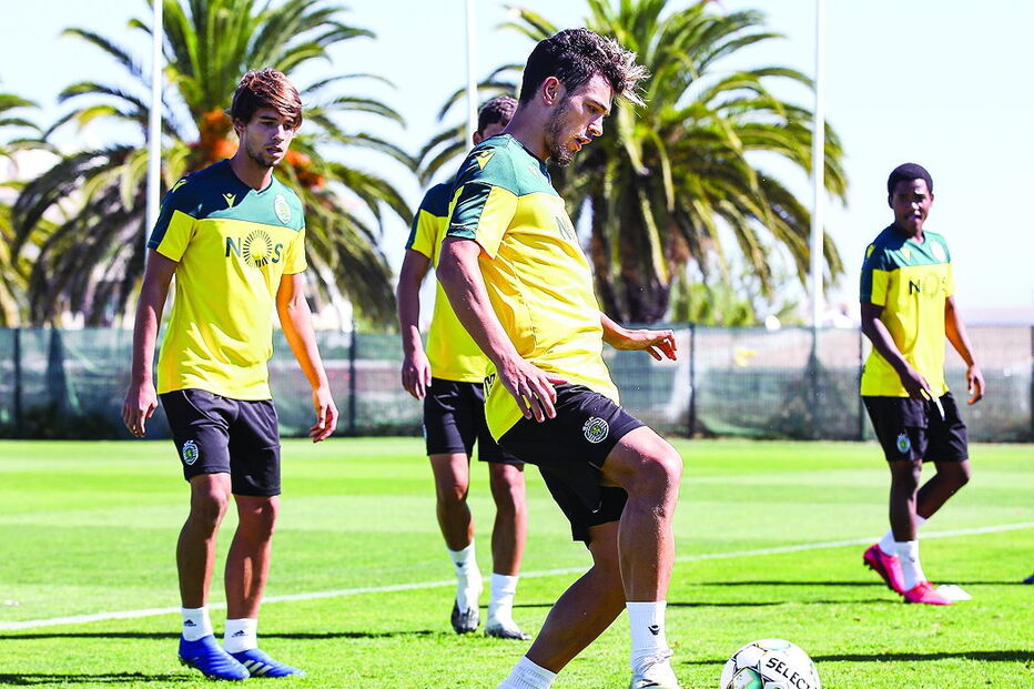 Pote em ação com bola durante o estágio do Sporting no Algarve 