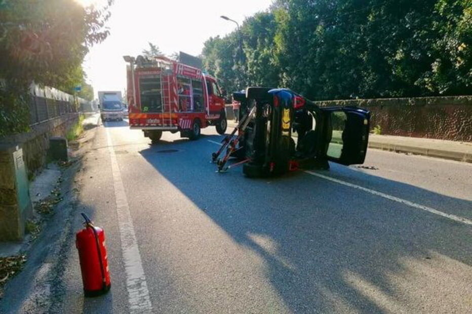 Mulher ferida após carro capotar na EN 206 em Famalicão