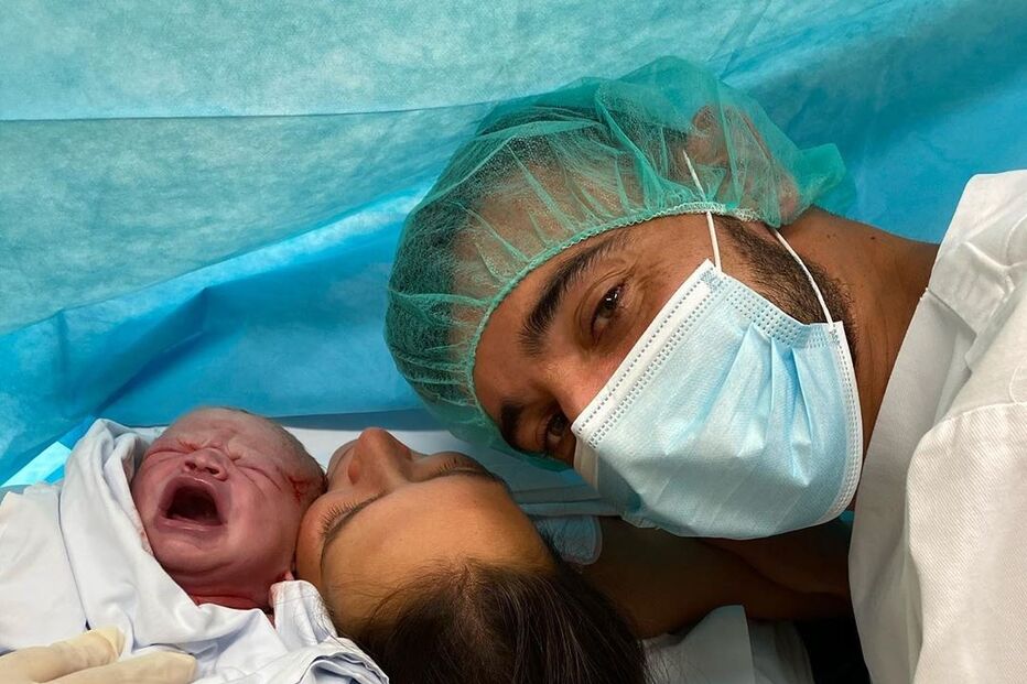 Bruno Fernandes e a mulher dão as boas vindas ao filho