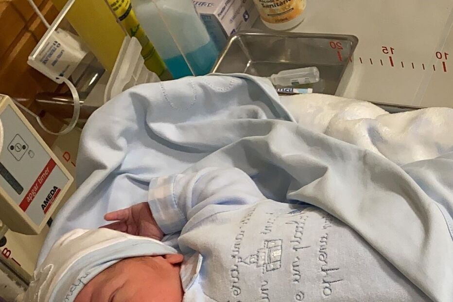 Bruno Fernandes e a mulher dão as boas vindas ao filho