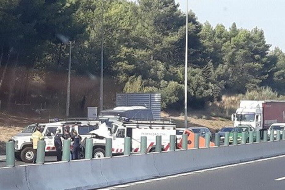 Colisão entre jipes da Proteção Civil junto às portagens de Alverca na A1