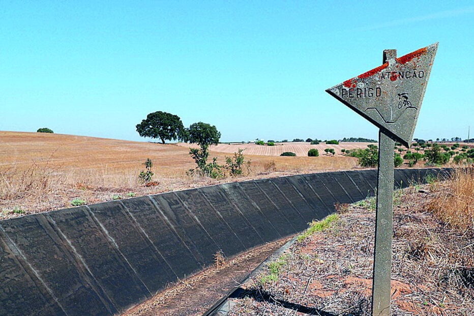 Canais de rega sem água