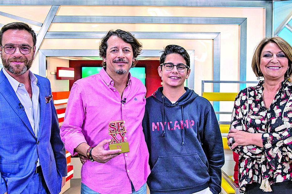 Ator recebeu troféu ao lado do filho, Afonso, no programa ‘Manhã CM’  