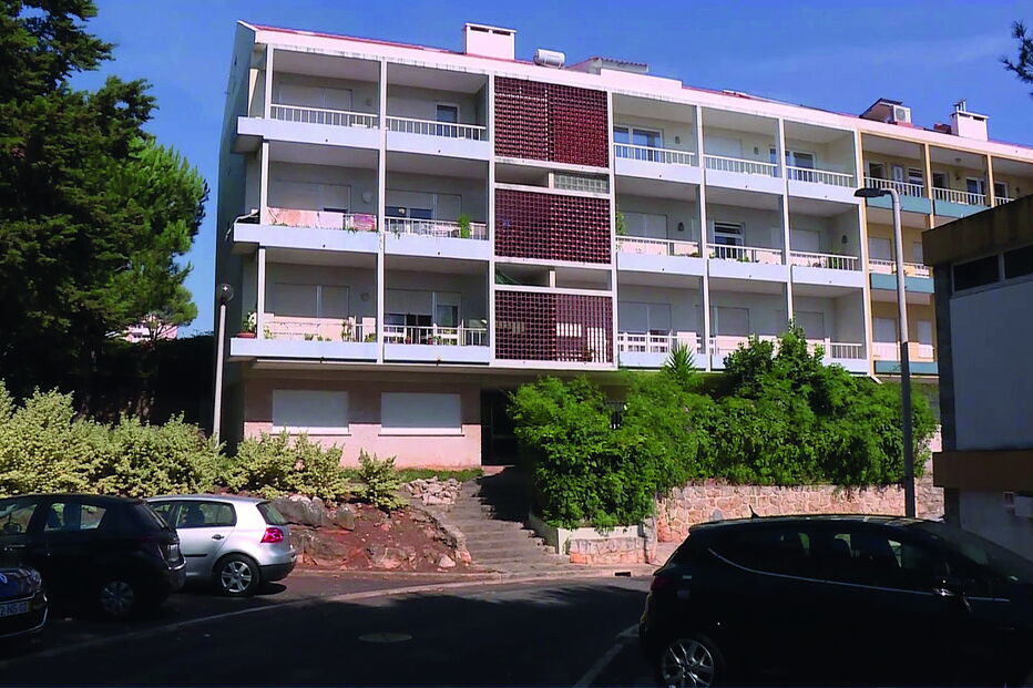 Vítimas residiam no terceiro andar deste prédio num bairro pacato de Cascais