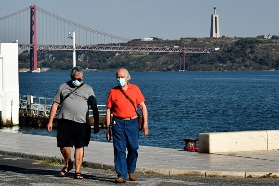 Pessoas passeiam de máscara em Lisboa
