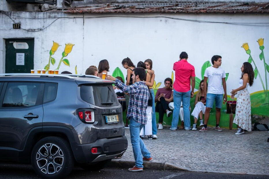Grupos de jovens reúnem-se ao final da tarde junto à Faculdade de Ciências, na Cidade Universitária de Lisboa