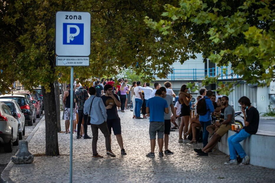 Grupos de jovens reúnem-se ao final da tarde junto à Faculdade de Ciências, na Cidade Universitária de Lisboa