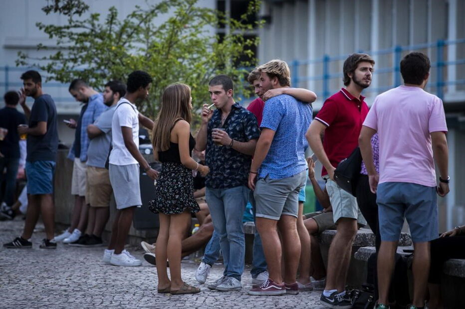 Grupos de jovens reúnem-se ao final da tarde junto à Faculdade de Ciências, na Cidade Universitária de Lisboa