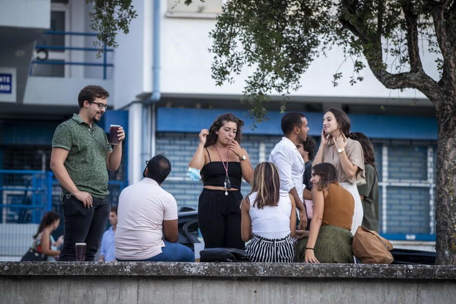 Grupos de jovens reúnem-se ao final da tarde junto à Faculdade de Ciências, na Cidade Universitária de Lisboa
