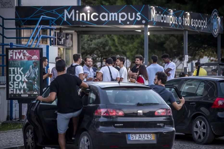 Grupos de jovens reúnem-se ao final da tarde junto à Faculdade de Ciências, na Cidade Universitária de Lisboa