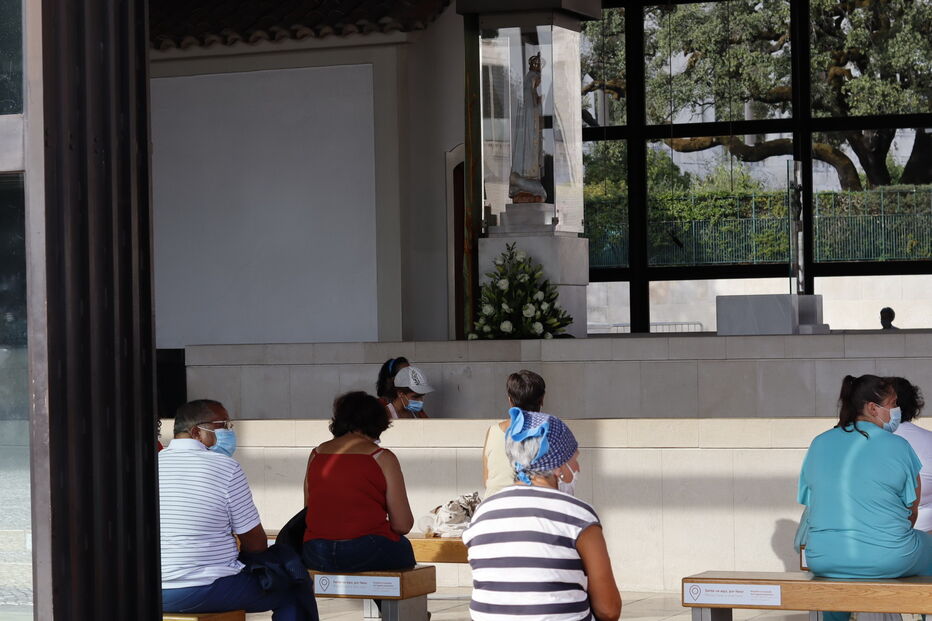 Fiéis na Capelinha das Aparições