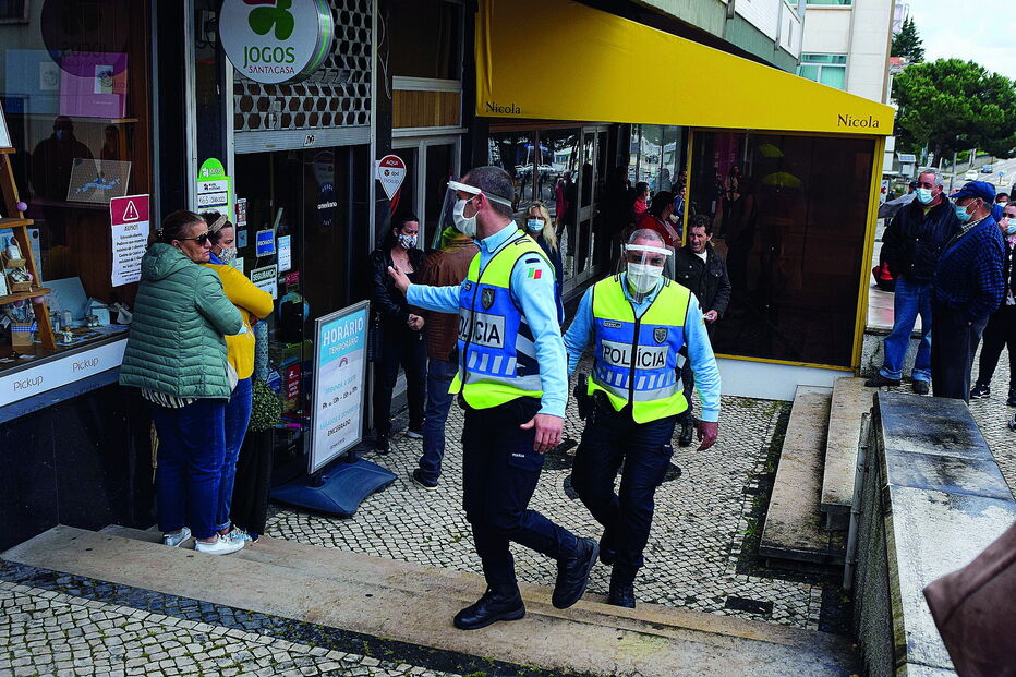 Agentes policiais estão incumbidos pelo Governo de fiscalizar regras definidas pela Direção-Geral da Saúde  