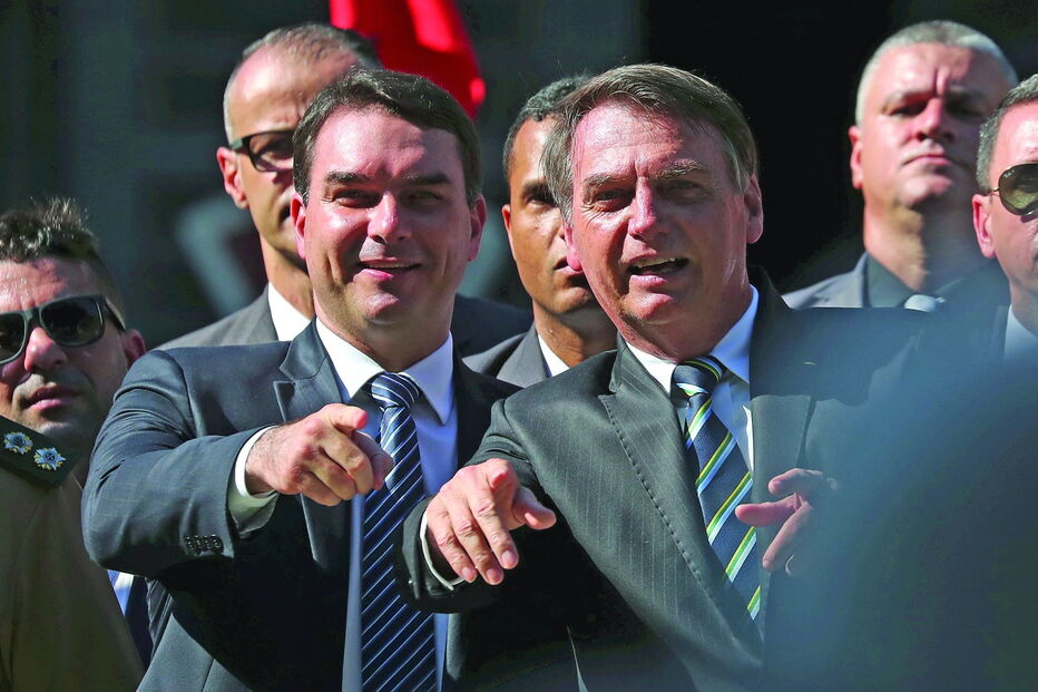 Flávio Bolsonaro ao lado do pai e presidente brasileiro  