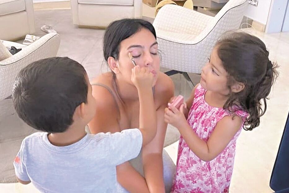 Georgina Rodríguez partilha os momentos com os filhos de Cristiano Ronaldo nas redes sociais e encanta os milhões de seguidores 