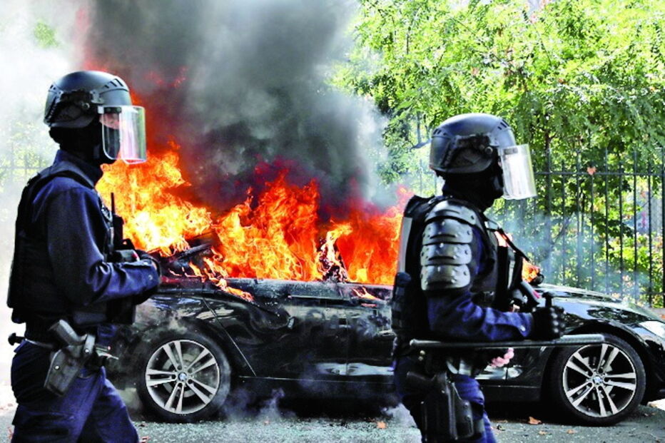 Manifestantes incendiaram carros e caixotes do lixo   