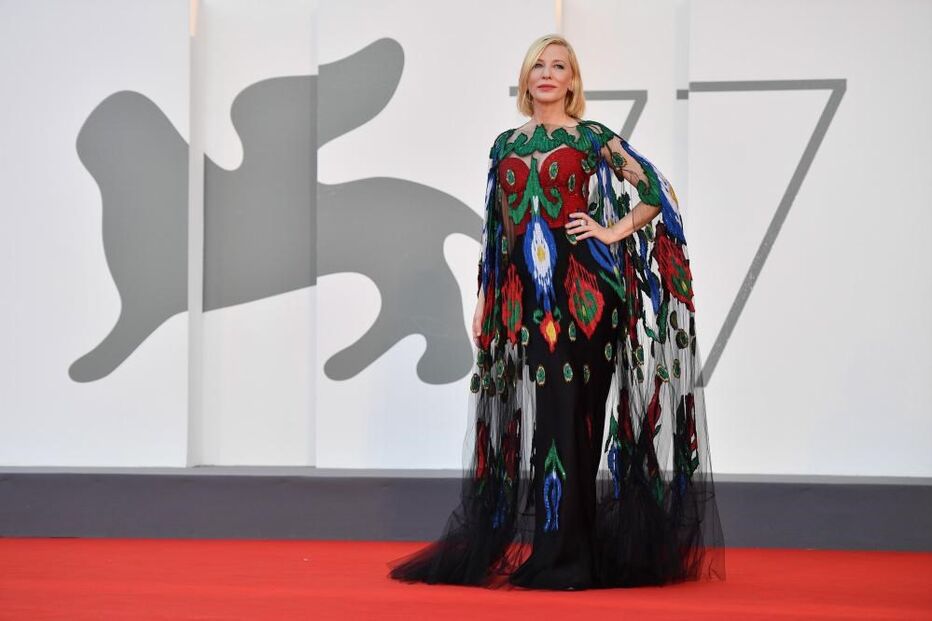 Cate Blanchett deslumbrou com Armani 
