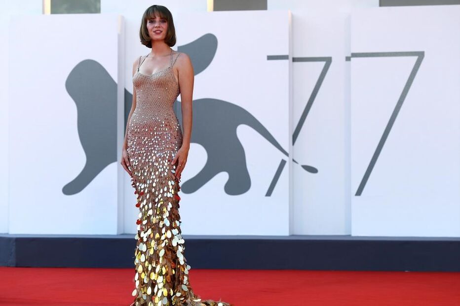 Maya Hawke vestiu Versace