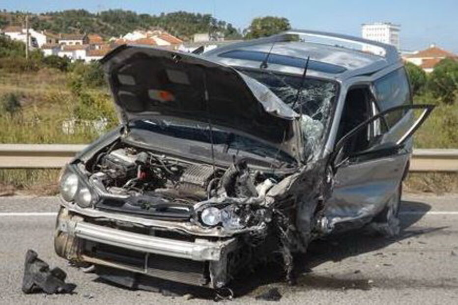 Colisão entre dois carros faz dois feridos em Alcoentre