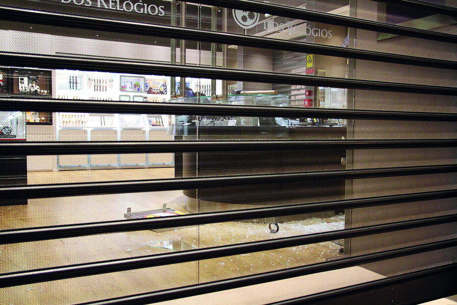 Boutique dos Relógios já foi assaltada várias vezes sempre com recurso a martelos para partir as montras  