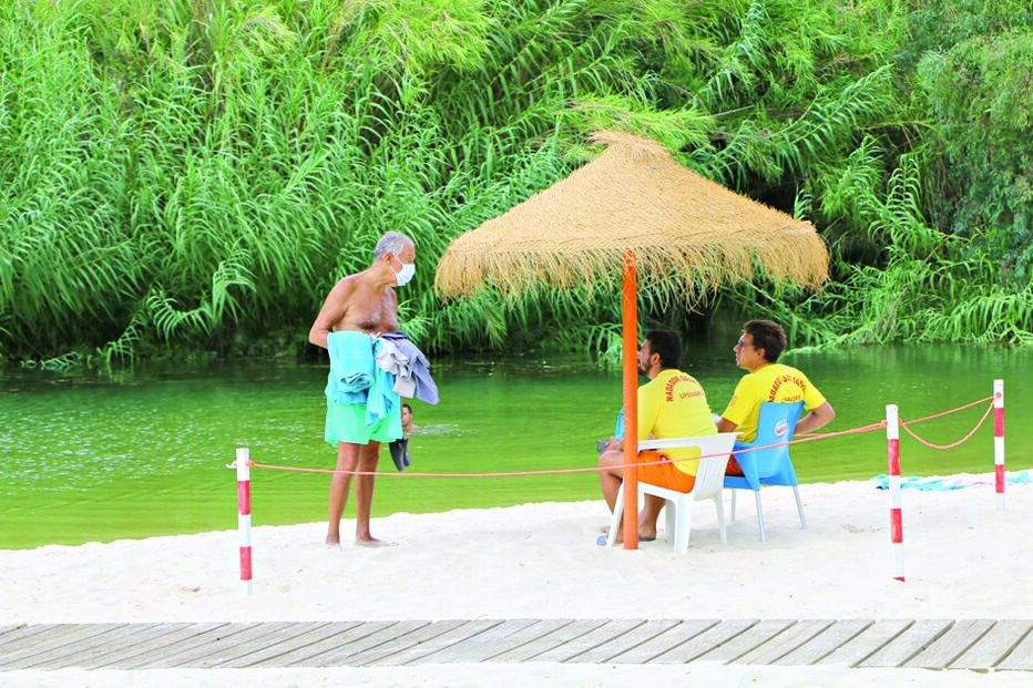 Marcelo Rebelo de Sousa mergulha em ribeira algarvia