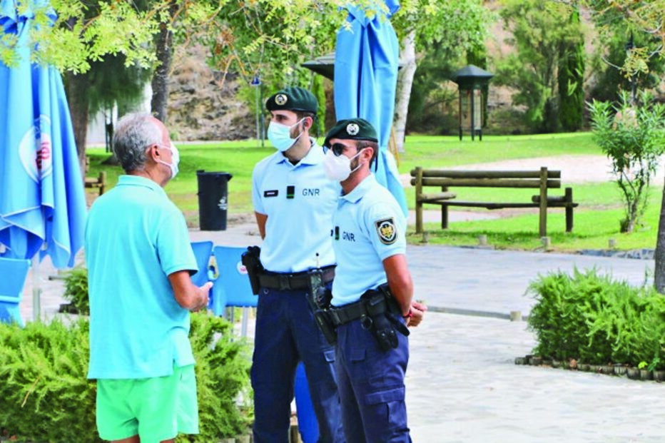 Marcelo Rebelo de Sousa mergulha em ribeira algarvia