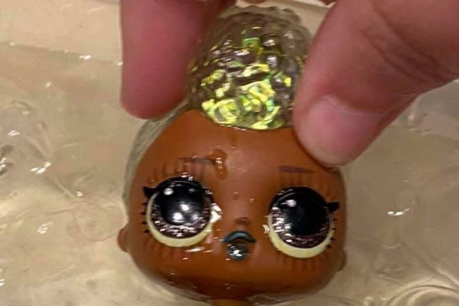 Bonecas revelam roupa íntima de adultos quando mergulhadas em água