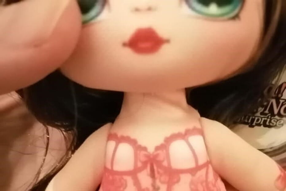 Bonecas revelam roupa íntima de adultos quando mergulhadas em água	