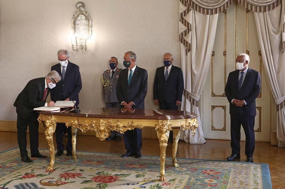 Presidente da República com o primeiro-ministro, António Costa durante a cerimónia de tomada de posse do novo secretário de Estado Adjunto e da Saúde, António Lacerda Sales 