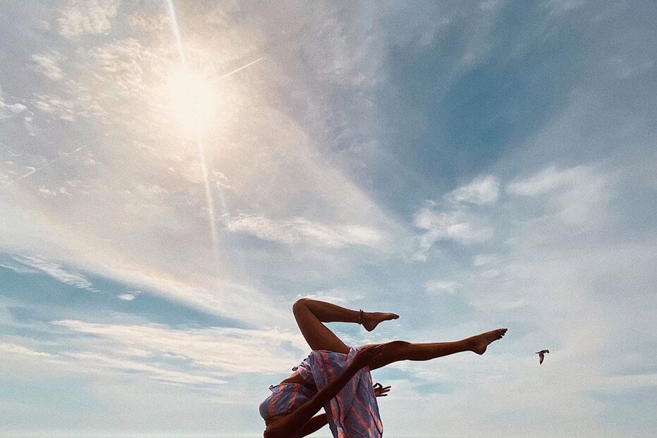 A mulher de Alex Telles e Carolina Loureiro.jpg