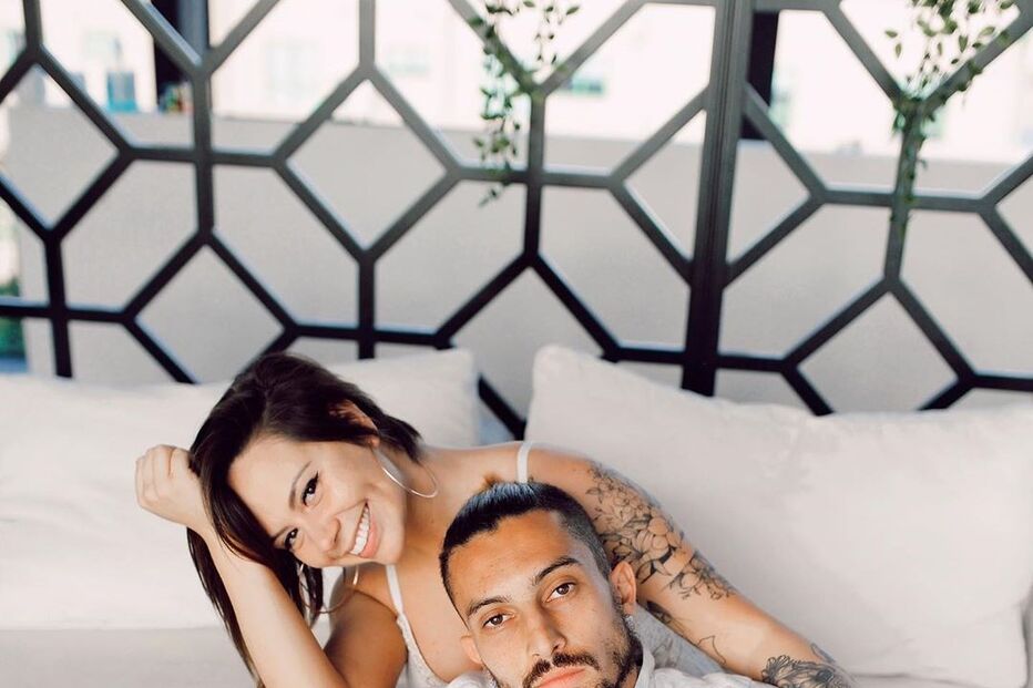 Alex Telles com a mulher.jpg