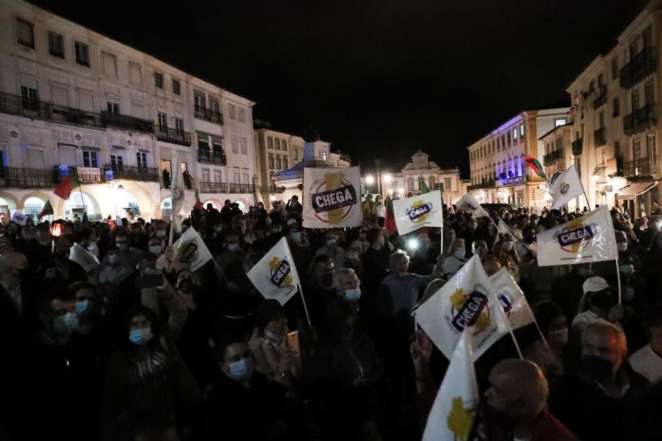 Marcha do Chega em Évora com poucos cuidados sanitários