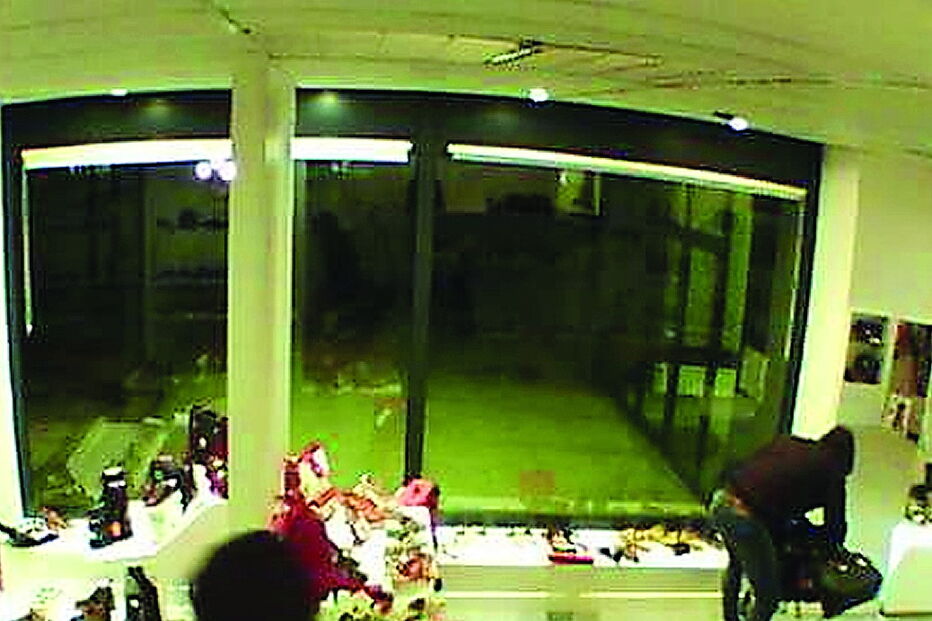 Ladrões filmados durante crime em sapataria de Valongo, na madrugada de ontem