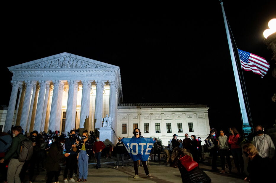 Bandeiras dos EUA a meia-haste na Casa Branca e no Congresso