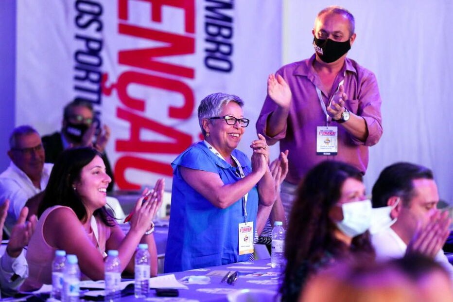 Maria Vieira, aplaude uma intervenção durante a sessão da tarde da II Convenção Nacional do Chega, que decorre em Évora 