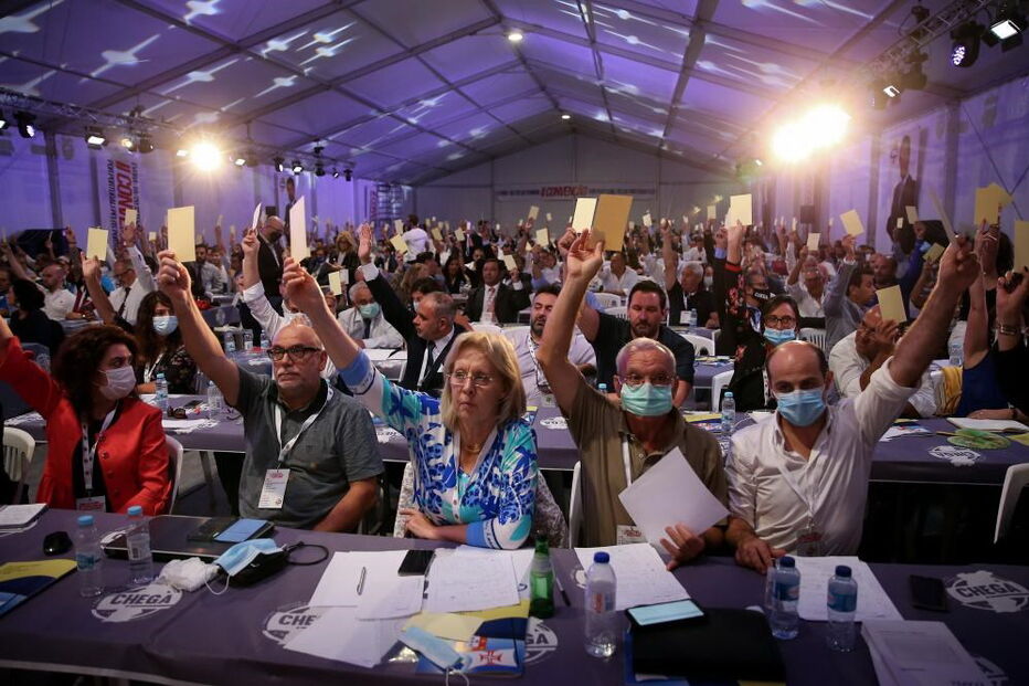 Delegados do Chega votam as várias moções propostas durante a II Convenção Nacional do partido, que decorre em Évora