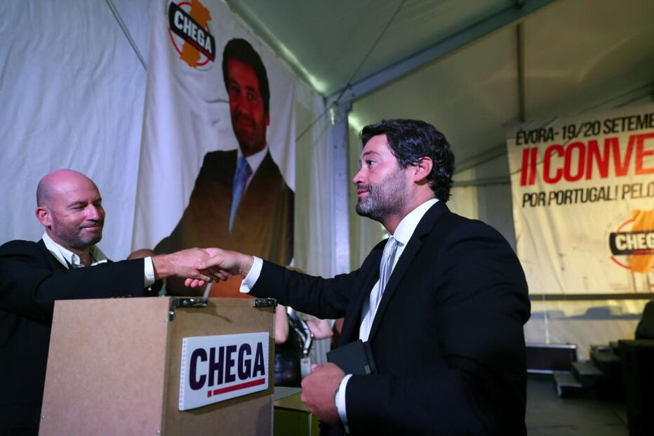 O presidente do Chega, André Ventura,  vota para a eleição da nova direção nacional por si proposta, no decorrer dos trabalhos do segundo dia da II Convenção Nacional do Chega