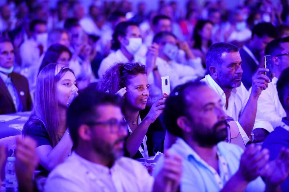 As máscaras de proteção contra a covid-19 usadas por muitos participantes na manhã do primeiro dia da Convenção Nacional do Chega foram 'caindo'