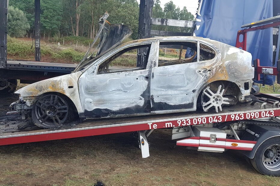 Carro destruído pelas chamas em Ponte de Lima