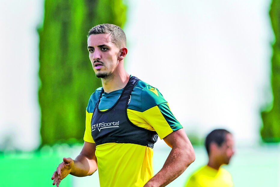 Feddal, defesa-central marroquino de 30 anos, durante o treino com o colete GPS