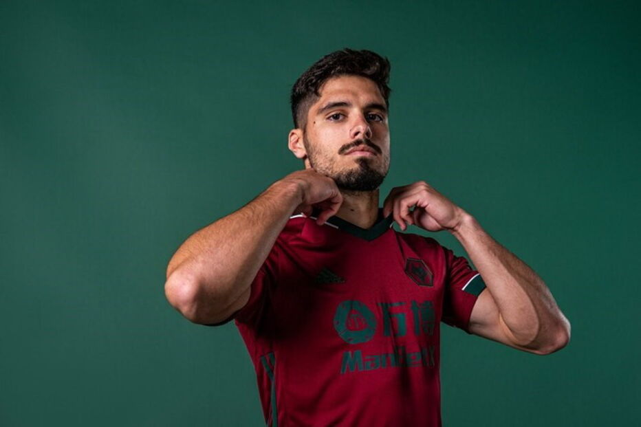 O Wolverhampton revelou esta sexta-feira o terceiro equipamento para esta temporada e o grande destaque vai para o facto de ter as cores de Portugal. Na equipa inglesa, liderada por Nuno Espírito Santo, alinham nove jogadores portugueses (Rui Patrício, Rúben Vinagre, Rúben Neves, João Moutinho, Vitinha, Pedro Neto, Daniel Podence, Diogo Jota e Fábio Silva)