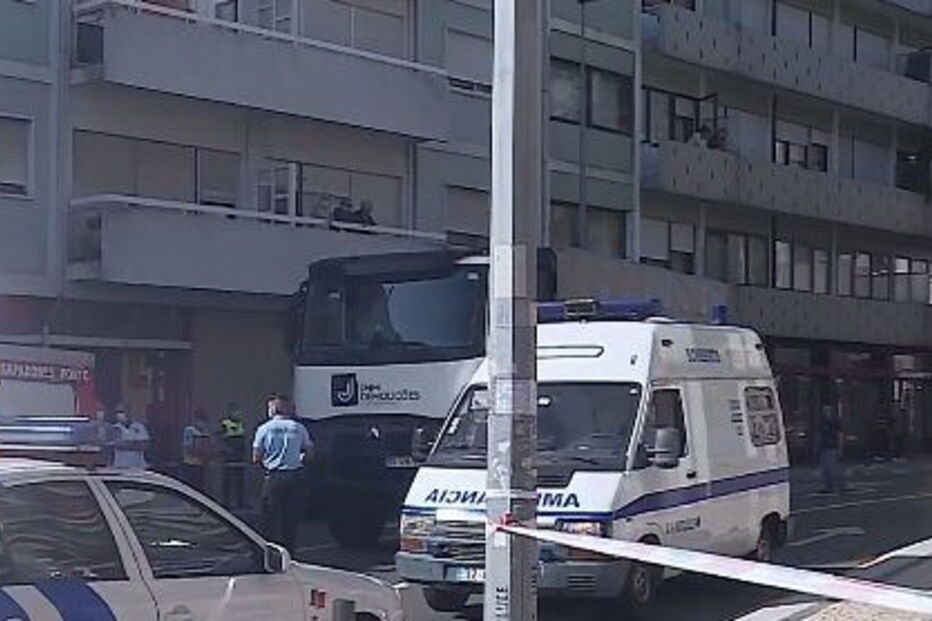 Homem morre atropelado por camião no centro do Porto