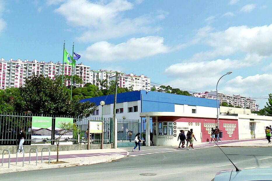 Em Rio de Mouro, no concelho de Sintra, três irmãos testaram positivo, o que obrigou a que duas turmas da Escola Secundária de Leal da Câmara tenham sido colocadas sob quarentena.