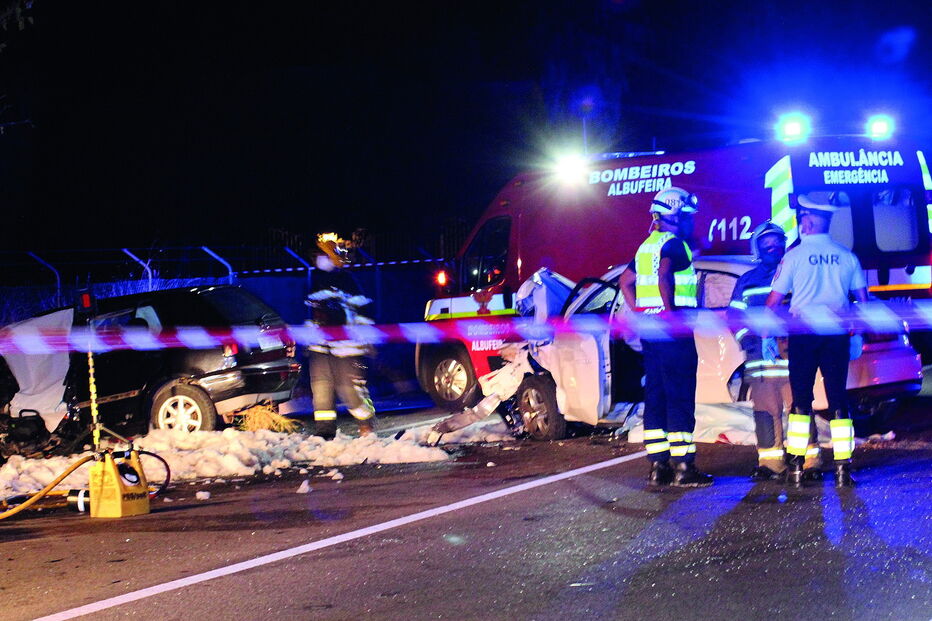 Vítimas foram socorridas por elementos dos Bombeiros de Albufeira e do INEM. GNR cortou a estrada durante três horas