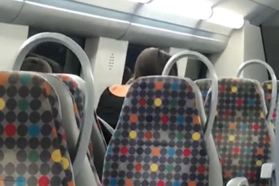 Imagem de um vídeo do ato sexual a três dentro de uma composição da CP. A jovem está ao colo de um dos rapazes