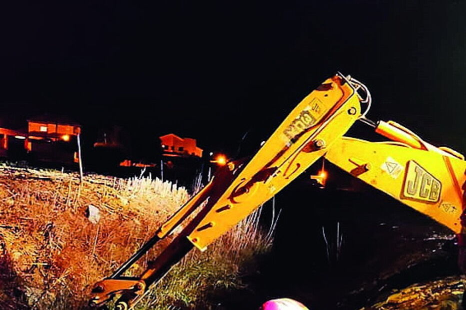 Bombeiros salvam burro preso em vala na EN125 em Lagos